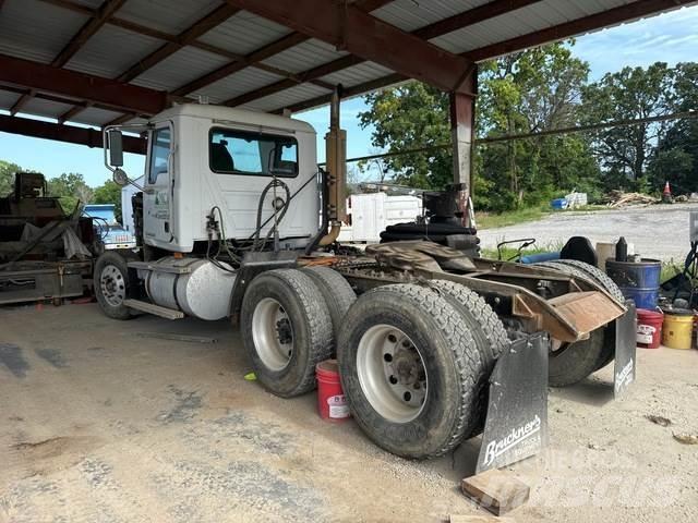 Mack CH613 Trekkers