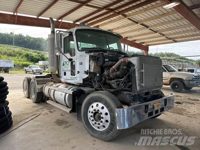 Mack CH613 Trekkers
