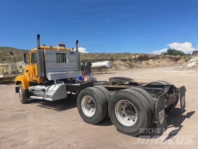Mack CH613 Trekkers