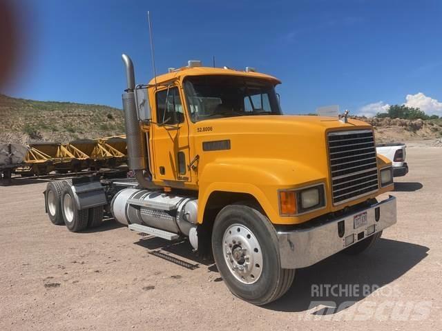 Mack CH613 Trekkers