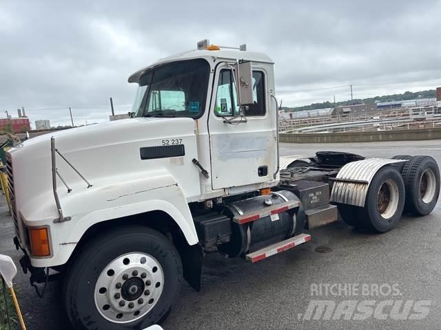 Mack CH613 Trekkers