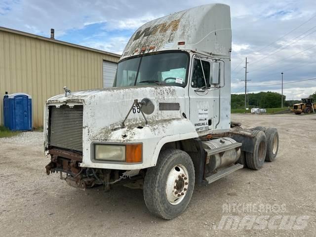 Mack CH613 Trekkers