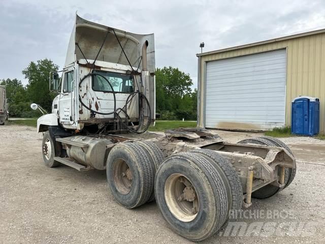 Mack CH613 Trekkers