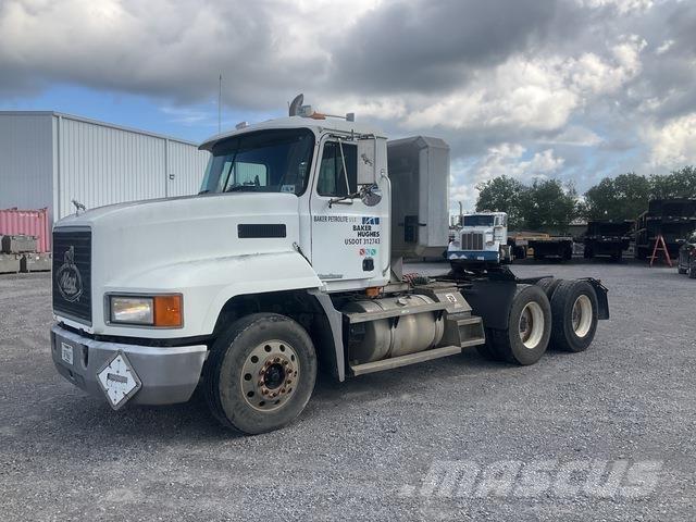 Mack CH613 Trekkers