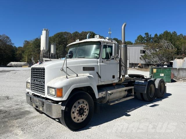 Mack CH613 Trekkers