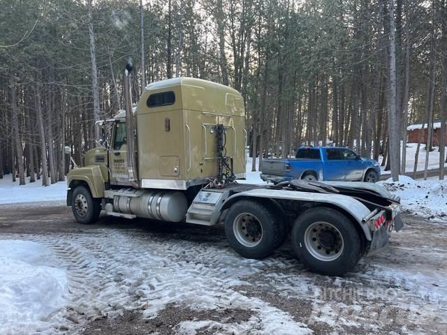 Mack CHN613 Trekkers