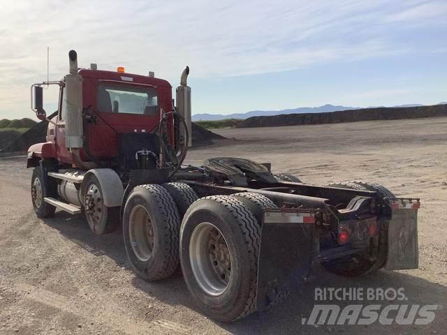 Mack CL733 Trekkers