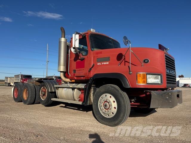 Mack CL733 Trekkers
