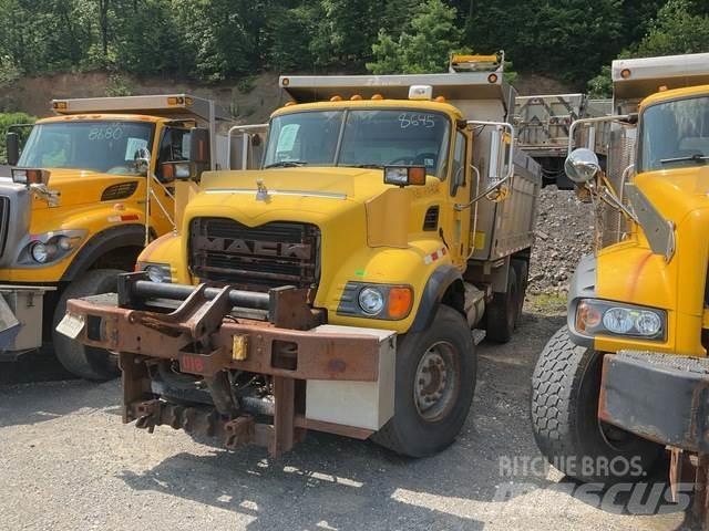 Mack CV700 Sneeuwschuivers en -ploegen