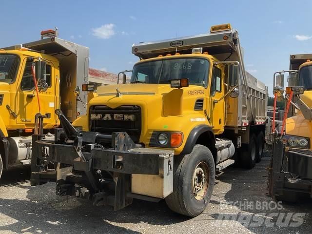 Mack CV700 Sneeuwschuivers en -ploegen