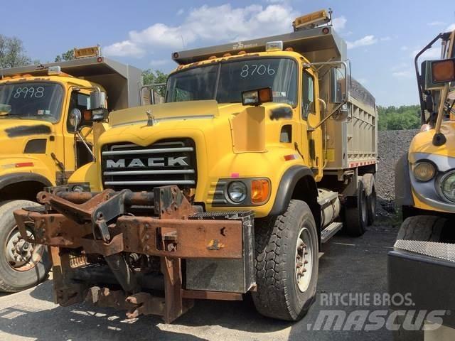 Mack CV700 Sneeuwschuivers en -ploegen