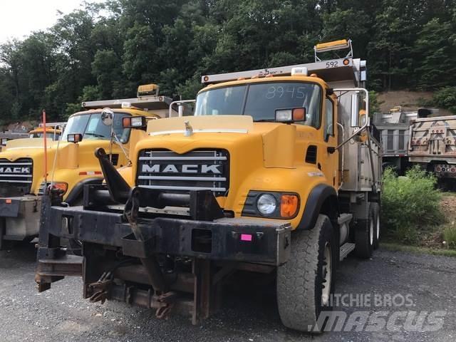 Mack CV700 Sneeuwschuivers en -ploegen