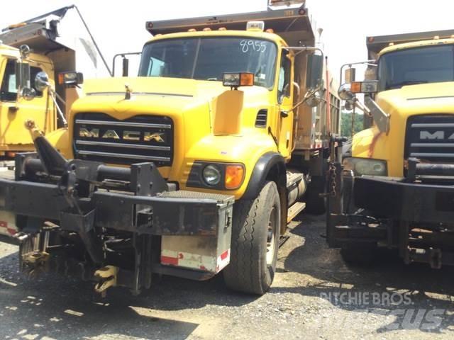 Mack CV700 Sneeuwschuivers en -ploegen