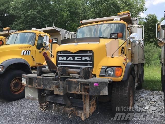 Mack CV700 Sneeuwschuivers en -ploegen