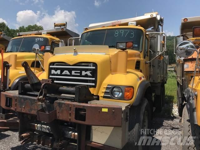 Mack CV700 Sneeuwschuivers en -ploegen
