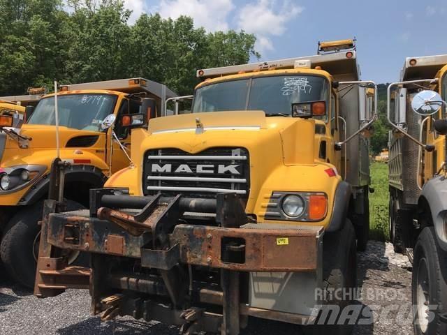 Mack CV700 Sneeuwschuivers en -ploegen