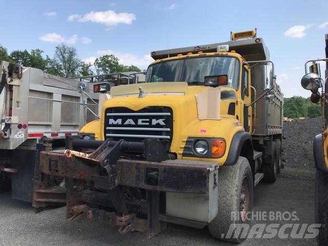 Mack CV700 Sneeuwschuivers en -ploegen