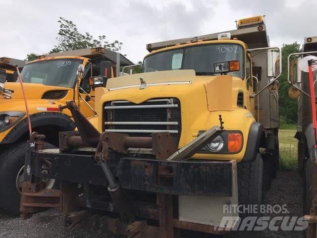 Mack CV700 Sneeuwschuivers en -ploegen