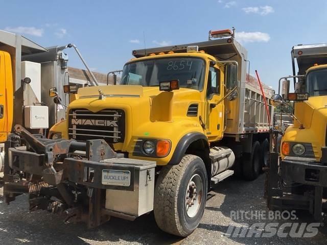 Mack CV713 Sneeuwschuivers en -ploegen