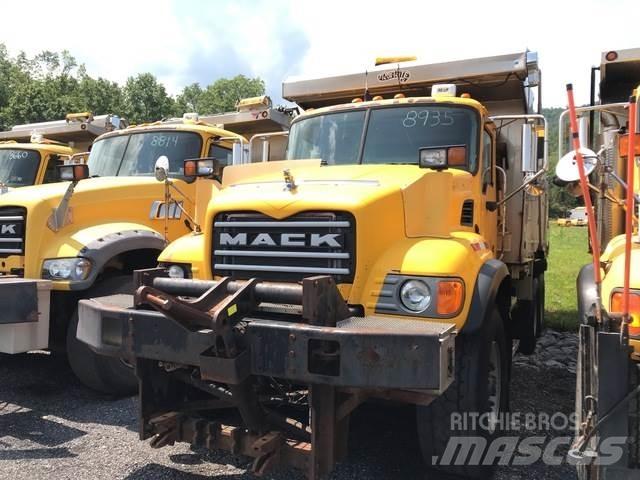 Mack CV713 Sneeuwschuivers en -ploegen