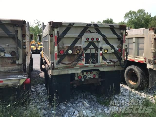 Mack CV713 Zand- en zoutstrooimachines