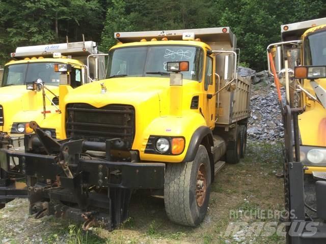 Mack CV713 Zand- en zoutstrooimachines