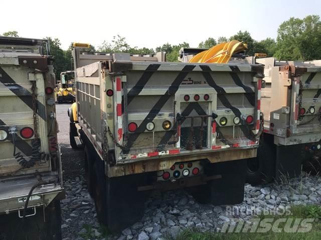 Mack CV713 Zand- en zoutstrooimachines