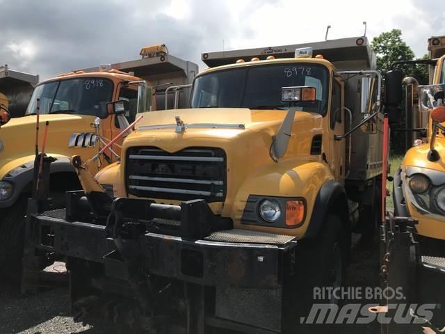 Mack CV713 Sneeuwschuivers en -ploegen