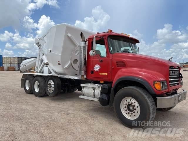 Mack CV713 Anders