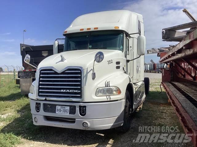 Mack CXU613 Trekkers