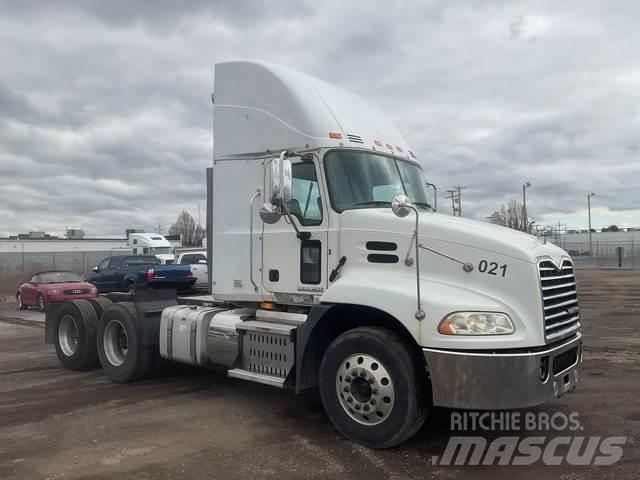 Mack CXU613 Trekkers