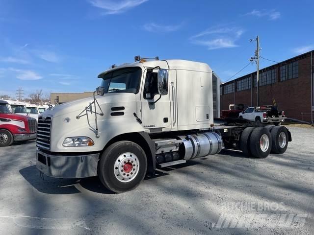 Mack CXU613 Trekkers