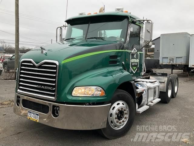Mack CXU613 Trekkers