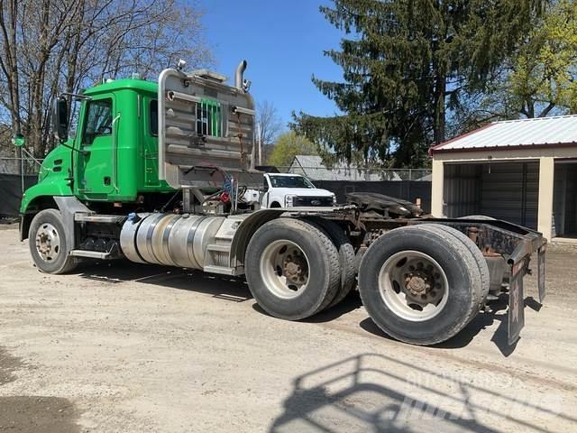 Mack CXU613 Trekkers