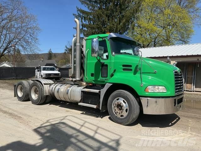 Mack CXU613 Trekkers