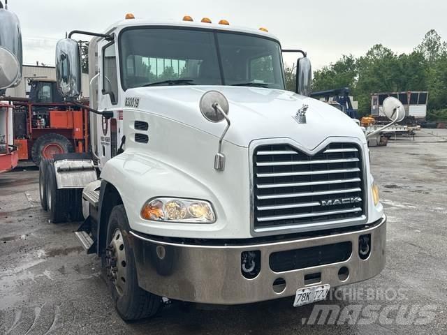 Mack CXU613 Trekkers