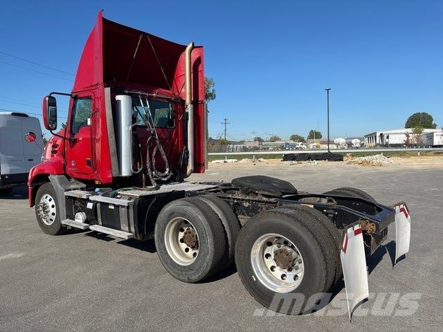 Mack CXU613 Trekkers