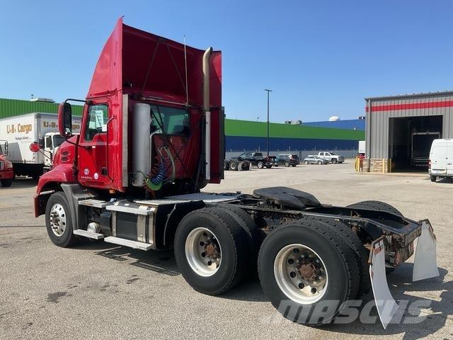 Mack CXU613 Trekkers