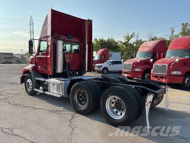 Mack CXU613 Trekkers