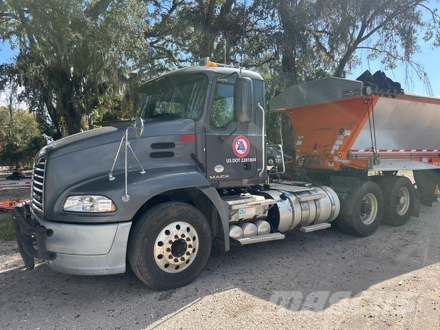 Mack CXU613 Trekkers