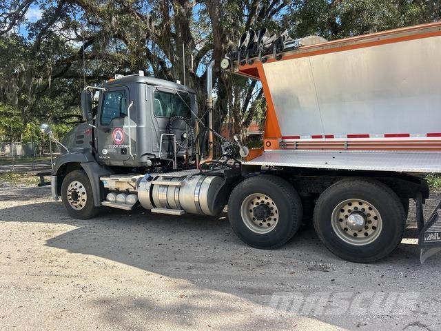 Mack CXU613 Trekkers