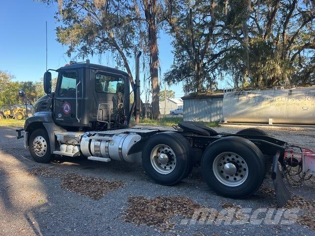 Mack CXU613 Trekkers