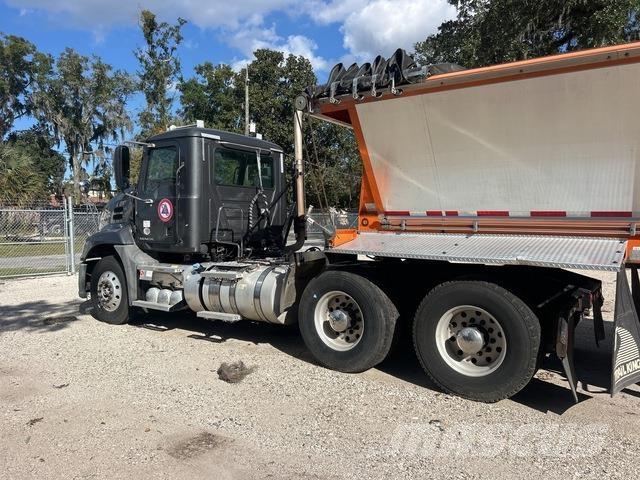 Mack CXU613 Trekkers