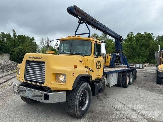 Mack DM688S Anders
