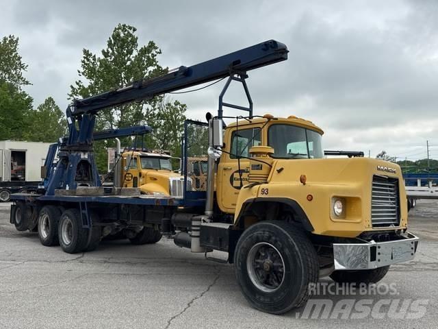 Mack DM688S Anders