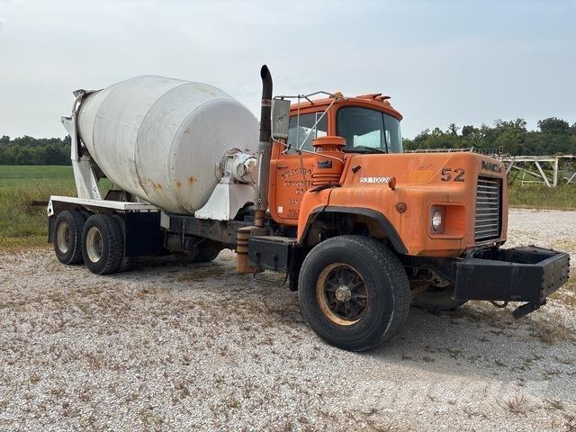 Mack DM690 Water tankwagens