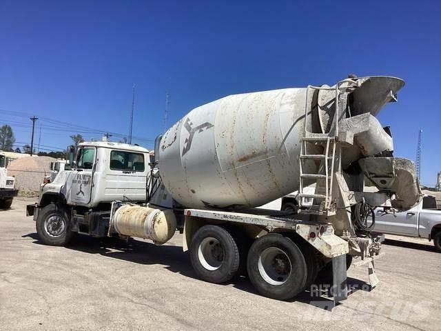 Mack DM690S Anders