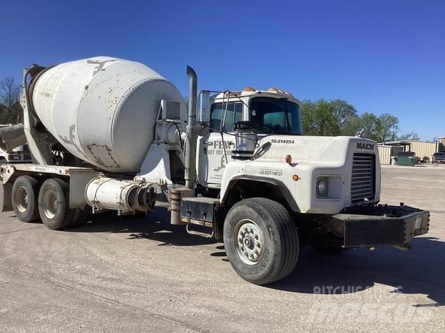 Mack DM690S Anders