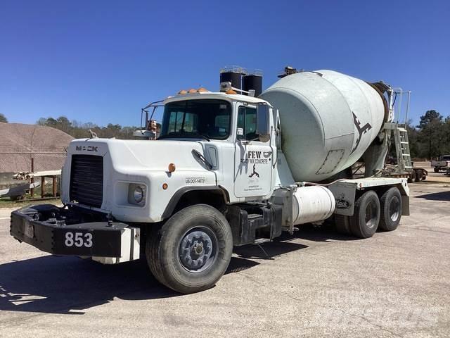 Mack DM690S Anders