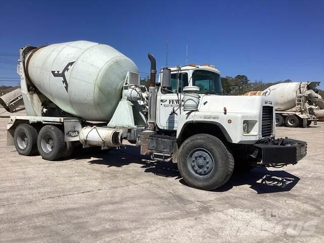 Mack DM690S Anders